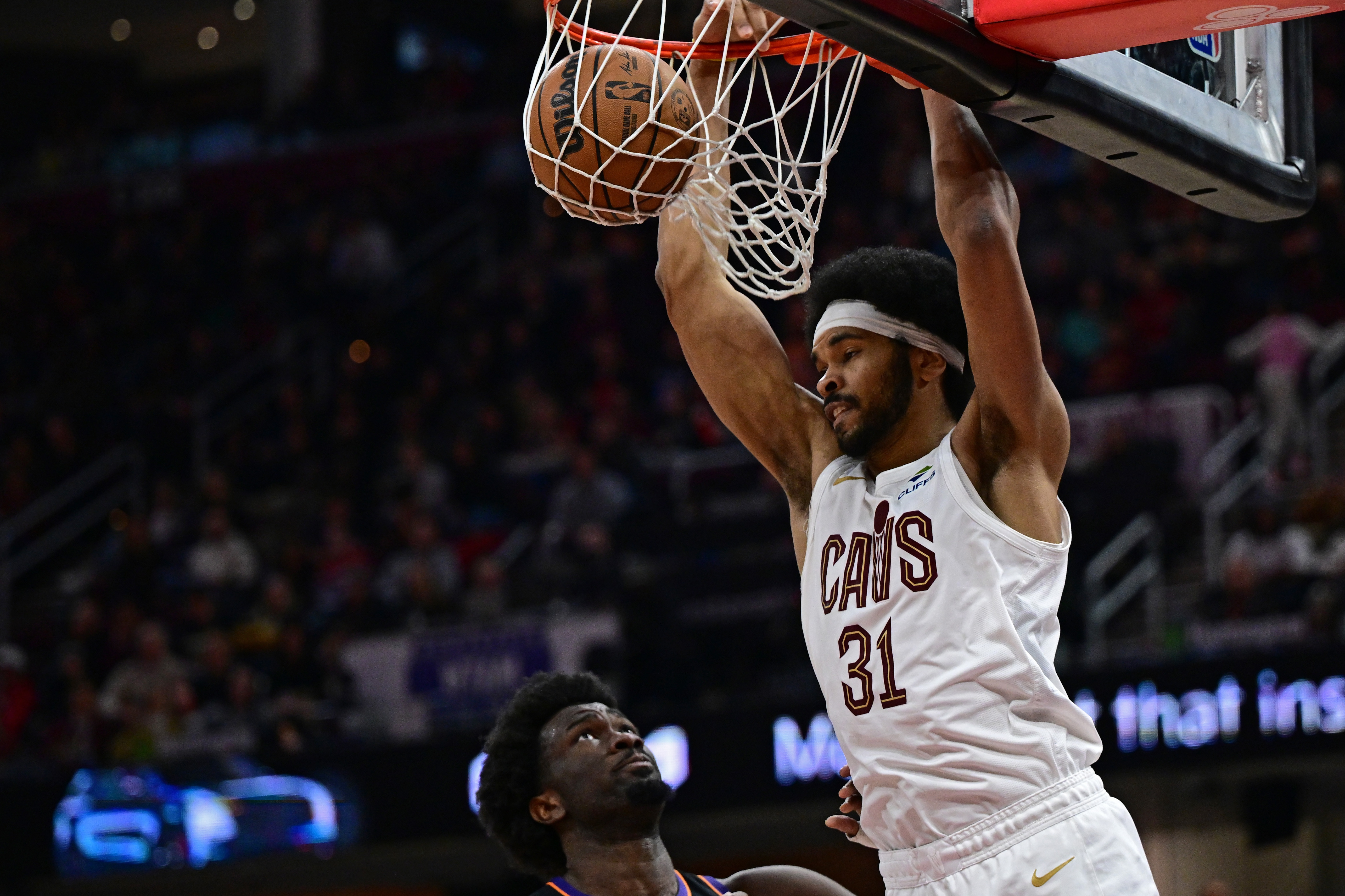 九游体育-泰山压顶！米切尔突破送抛传 贾勒特·阿伦垂直上升空接暴扣