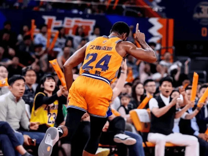 JiuyouSports-上海残阵都能掀翻山东！8人轮换各个发挥，这阵容厚度太恐怖了！|山东队|闫鹏飞|比赛|季后赛|命中率_新浪新闻